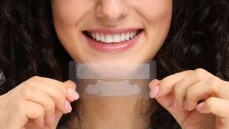 Fitas clareadoras e receitas caseiras trazem riscos à saúde dos dentes
