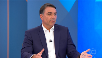 Flávio Bolsonaro vai à sabatina com mensagem escrita na mão