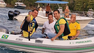 Flávio Bolsonaro (PL) durante "barqueata" em Angra dos Reis (RJ)