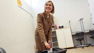 A primeira-ministra da Islândia, Kristrún Frostadóttir, vota no referendo