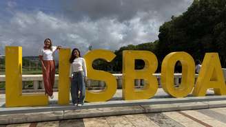 Neymara Carvalho, de 50 anos, e a filha Luna Hardman, de 20, em Lisboa antes da disputa do Sintra Pro, etapa do Circuito Mundial de bodyboard.