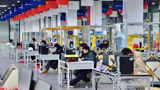 Alunos aprendendo robótica no Instituto Técnico de Hangzhou, uma das muitas novas escolas profissionalizantes da China