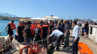 Passageiros resgatados do naufrágio desembarcam no porto de Kyrenia, no norte de Chipre, em 30 de agosto de 2026.