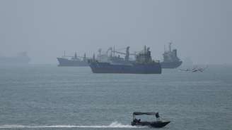 Embarcações no Estreito de Ormuz perto da praia de Bandar Abbas, próximo à Ilha de Larak