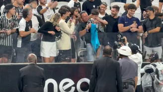 Menino ganha camisa de Neymar ao final do jogo