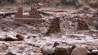 Imagem divulgada pelo Serviço de Parques Nacionais do Grand Canyon via X em 30 de agosto de 2026, mostra os restos de pilares de uma ponte de pedra ao longo do riacho Bright Angel, após uma enxurrada repentina que destruiu a passarela de pedestres, em 29 de agosto.