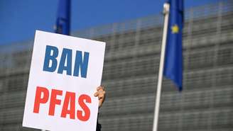 Imagem de arquivo. Cartaz com os dizeres "Banir PFAS" em protesto realizado em março de 2026 diante da Comissão Europeia.