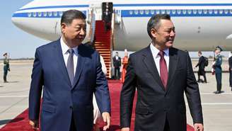 O presidente chinês, Xi Jinping, foi recebido pelo presidente do Quirguistão, Sadyr Zhaparov, no Aeroporto Internacional de Bishkek, no Quirguistão, onde está sendo realizada a cúpula da Organização de Cooperação de Xangai, em 31 de agosto de 2026.
