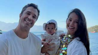 Influenciadora Larissa Chehuen com marido e filha