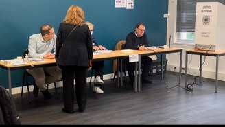 Eleitores brasileiros durante votação para presidente em 2024.