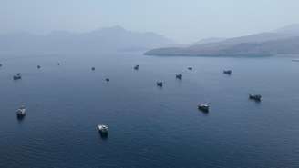 FOTO DE ARQUIVO: Uma visão de drone mostra navios perto do Estreito de Ormuz, vistos de Musandam, Omã, 28 de agosto de 2026.
