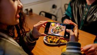 Descubra por que restaurantes pelo mundo estão proibindo a entrada de influenciadores digitais e exigindo respeito aos clientes e aos negócios