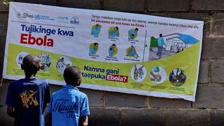Foto de arquivo: crianças congolesas leem um cartaz de conscientização de agências de ajuda que intensificam os esforços para conter um novo surto de ebola envolvendo a cepa Bundibugyo, em Bunia, província de Ituri, República Democrática do Congo, em 20 de maio de 2026.