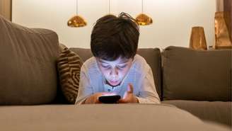 Crianças e adolescentes estão recorrendo à inteligência artificial para desabafar e pedir conselhos; entenda os benefícios e os riscos