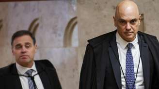 O ministro do Supremo Tribunal Federal do Brasil, Alexandre de Moraes, e o ministro do Supremo Tribunal Federal do Brasil, André Mendonça, caminham antes de uma sessão do Supremo Tribunal Federal em Brasília, Brasil, em 2 de setembro de 2026.