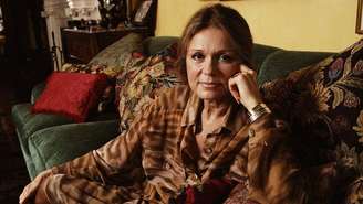 Gloria Steinem sentada no sofá