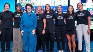 Marina Danzini com outras treinadoras e Billie Jean King 