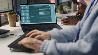 Shadow AI é prática em que funcionário usa ferramenta de IA sem autorização da empresa para desempenhar tarefas
