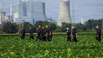 Policiais alemães fazem buscas em um campo próximo a uma usina de energia após uma segunda tentativa de sabotagem da rede elétrica da Alemanha. A polícia local informou que investiga um ataque a uma subestação em Bergheim, na Alemanha, imagem de 2 de setembro de 2026.
