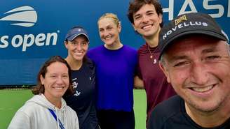 Luisa Stefani e Dabrowski com a equipe 