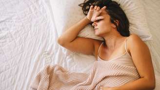 Descubra por que a enxaqueca frequente na menstruação não é um sintoma normal, como os hormônios influenciam o cérebro e os riscos de remédios