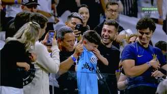 30.08.2026 - Garoto corintiano se emociona ao receber camisa do Neymar, do Santos —