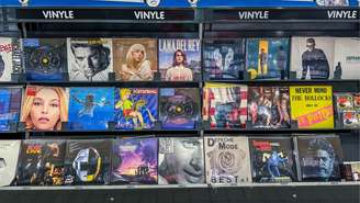 CDs e discos de vinil de artistas populares são exibidos à venda em um supermercado em Caen, França