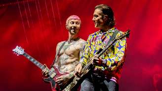 Zacky Vengeance e Synyster Gates durante show do Avenged Sevenfold em Curitiba em 2026