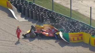 Charles Leclerc sai do carro após batida em Monza - 