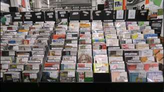 CDs nas prateleiras da loja de discos Rough Trade East, em abril de 2017