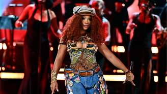 SZA se apresenta no palco durante o BET Awards, em junho de 2026
