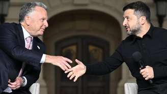 Tanto a Rússia quanto a Ucrânia precisam fazer “concessões” para que a guerra termine, disse Witkoff (esquerda) a Zelensky (direita).
