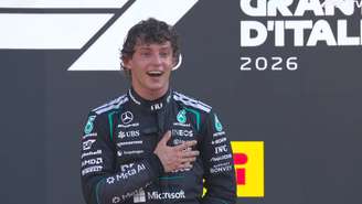Kimi Antonelli durante o hino nacional da Itália, após vitória no GP de Monza da Fórmula 1, em 2026 - 