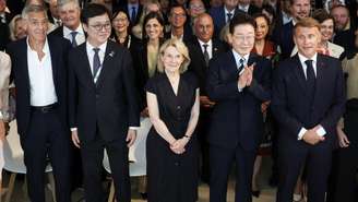 O ator George Clooney, o ministra da Cultura, Esportes e Turismo da Coreia, Chae Hwi-young, a ministra da Cultura da França, Catherine Pégard, e os presidentes da Coreia do Sul, Lee Jae-Myung, e da França, Emmanuel Macron, na abertura da Cúpula Lumière. Em Saint-Paul-de-Vence, França, em 7 de setembro de 2026.