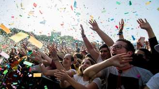 Entenda o fenômeno do turismo musical e como a paixão por shows está movimentando a economia da experiência e unindo comunidades pelo mundo