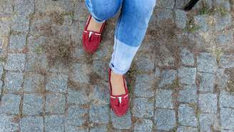 Quer atualizar o look com calça jeans? Veja 5 sapatos que transformam a produção, da papete ao chinelo de salto