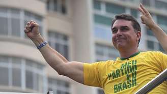 Flávio Bolsonaro discursa durante um comício de campanha na Praia de Copacabana