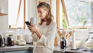 Descubra 5 sinais de alerta de que o uso do celular está prejudicando sua saúde mental, física e relacionamentos, e saiba como mudar o hábito