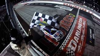 Christopher Bell recebendo bandeira quadriculada em Darlington Raceway.