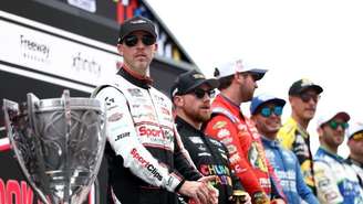 Pilotos que competem pelo The Chase próximo ao troféu da NASCAR Cup Series