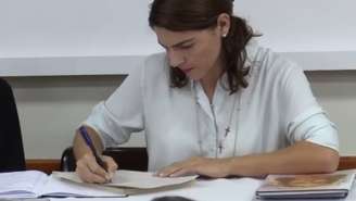 Máira Rocha, médium, escrevendo suposta carta psicografada