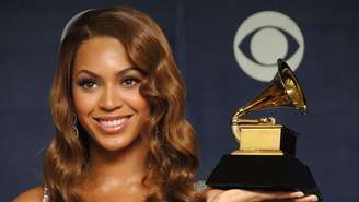 Beyoncé e a estatueta do Grammy recebida na categoria de Melhor Álbum de R&B Contemporâneo por "B'Day", em 2007