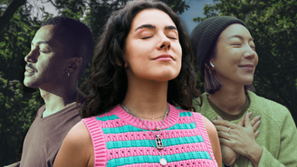 Uma imagem composta de duas mulheres e um homem, todos de olhos fechados e com expressão serena, sobrepostos a um fundo de folhagem verde e exuberante.