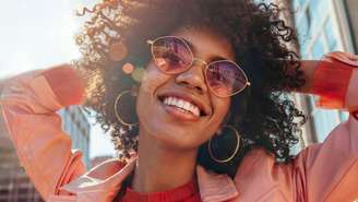 Veja como incluir os óculos com lente coloridas em seu look de festival
