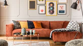 Sofá de veludo está em alta na decoração; confira 5 dicas para combinar cores, almofadas e texturas e deixar a sala elegante e aconchegante