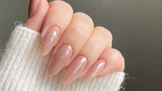 Com tons suaves, como o rosa translúcido, e brilho intenso, a técnica minimalista valoriza o formato natural das unhas