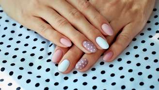 Unhas de poá estão de volta! Veja combinações de cores e ideias criativas para renovar a nail art e entrar no clima da primavera