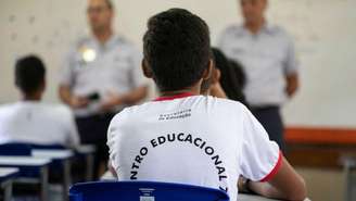 Alunos assistem a aula em centro educacional de Ceilândia, nos arredores de Brasília