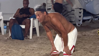 Ronaldinho Gaúcho jogando futevôlei em Dubai