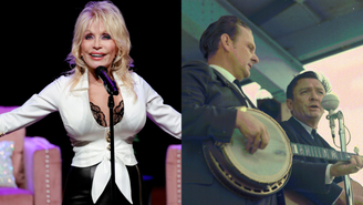 À esquerda, Dolly Parton